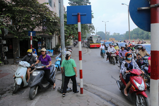 Hà Nội: Đường Kim Mã bị chia đôi gây ùn tắc từ sáng đến tối ảnh 7