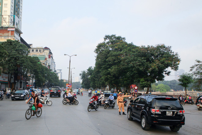 Hà Nội: Đường Kim Mã bị chia đôi gây ùn tắc từ sáng đến tối ảnh 10