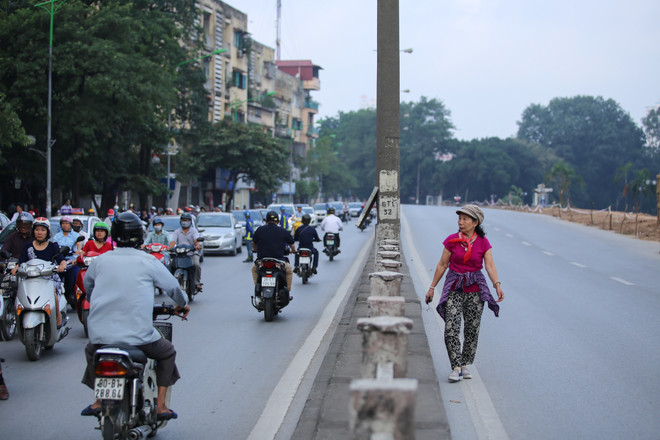 Hà Nội: Đường Kim Mã bị chia đôi gây ùn tắc từ sáng đến tối ảnh 9