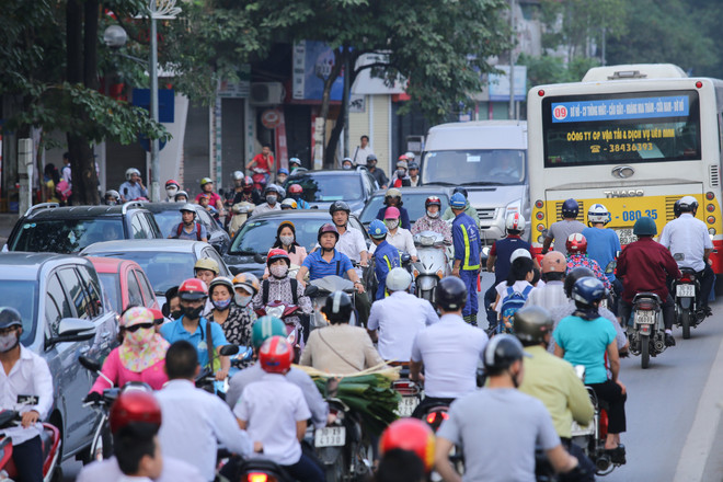 Hà Nội: Đường Kim Mã bị chia đôi gây ùn tắc từ sáng đến tối ảnh 4