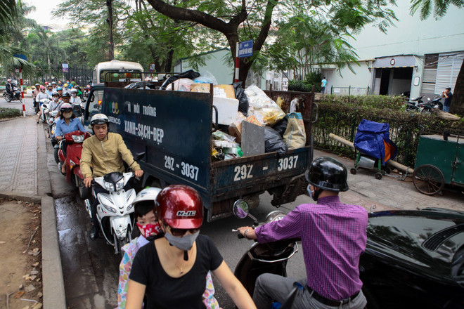 Hà Nội: Đường Kim Mã bị chia đôi gây ùn tắc từ sáng đến tối ảnh 13
