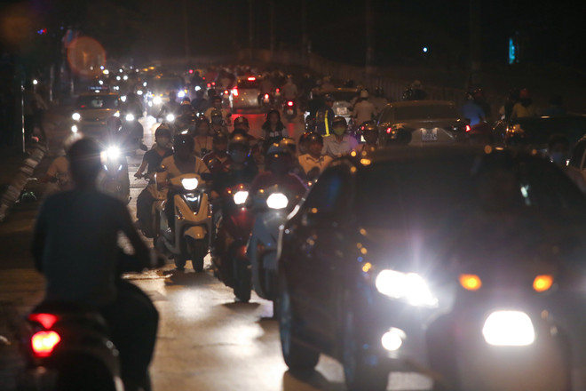 Hà Nội: Đường Kim Mã bị chia đôi gây ùn tắc từ sáng đến tối ảnh 16