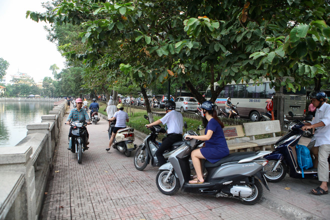 Hà Nội: Đường Kim Mã bị chia đôi gây ùn tắc từ sáng đến tối ảnh 15