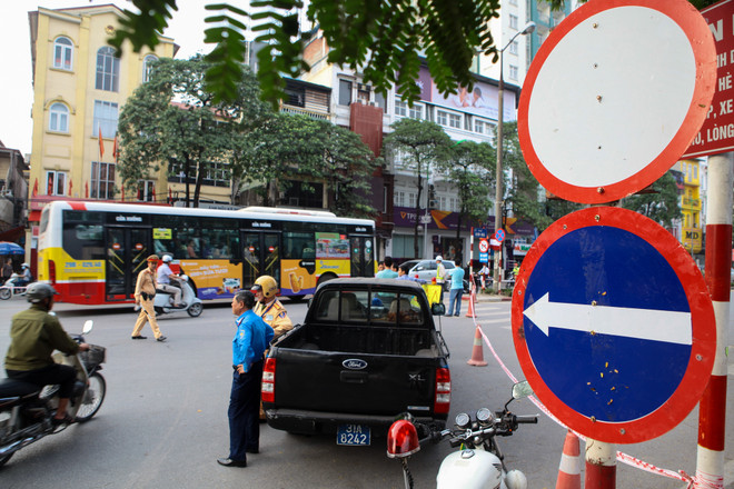 Hà Nội: Đường Kim Mã bị chia đôi gây ùn tắc từ sáng đến tối ảnh 11
