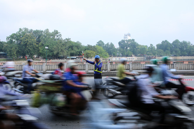 Hà Nội: Đường Kim Mã bị chia đôi gây ùn tắc từ sáng đến tối ảnh 8