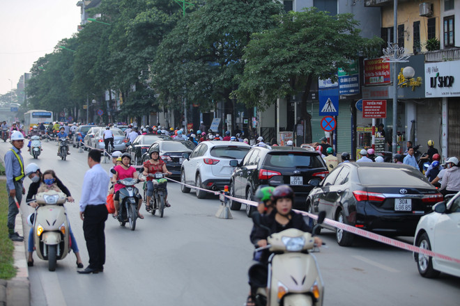 Hà Nội: Đường Kim Mã bị chia đôi gây ùn tắc từ sáng đến tối ảnh 2