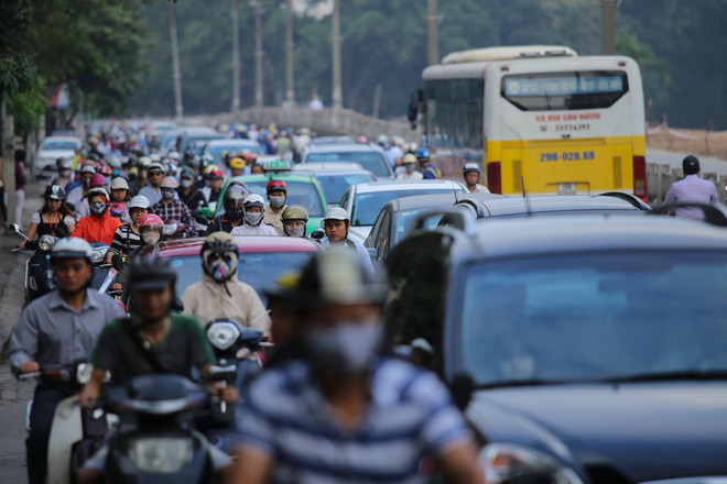 Hà Nội: Đường Kim Mã bị chia đôi gây ùn tắc từ sáng đến tối ảnh 1