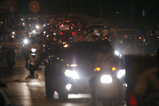 Hà Nội: Đường Kim Mã bị chia đôi gây ùn tắc từ sáng đến tối ảnh 17