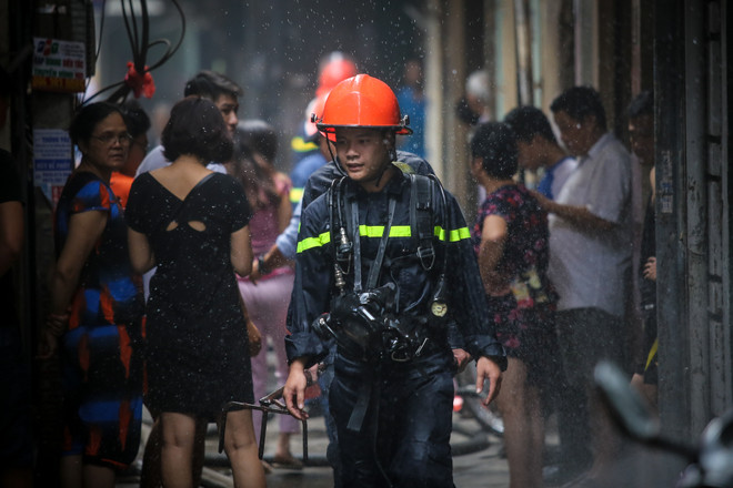 (Ảnh: Minh Sơn/Vietnam+) Hà Nội: "Bà hoả" thiêu rụi 4 căn nhà trên đường Trần Khát Chân ảnh 19