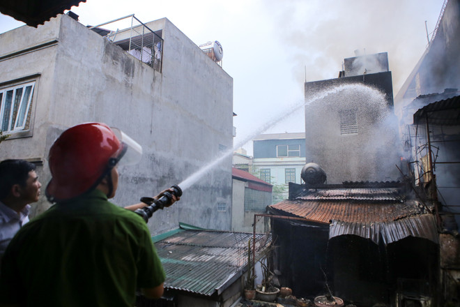 (Ảnh: Minh Sơn/Vietnam+) Hà Nội: "Bà hoả" thiêu rụi 4 căn nhà trên đường Trần Khát Chân ảnh 5