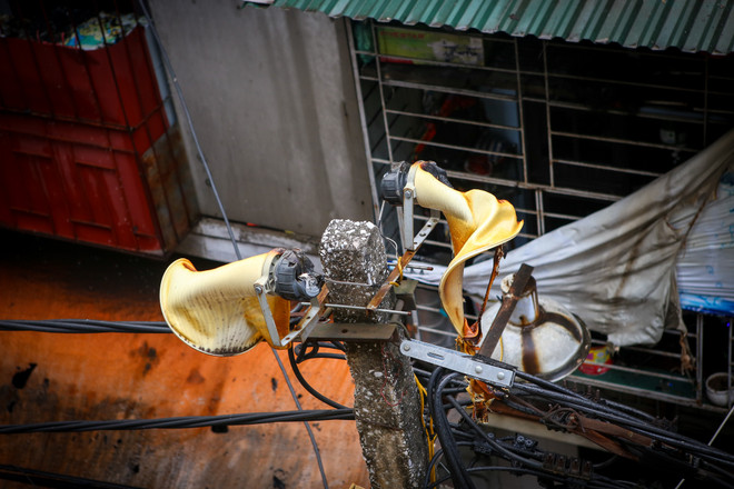 Ngọn lửa khiến 2 chiếc loa phát thanh bị biến dạng hoàn toàn. (Ảnh: Minh Sơn/Vietnam+) Hà Nội: "Bà hoả" thiêu rụi 4 căn nhà trên đường Trần Khát Chân ảnh 12