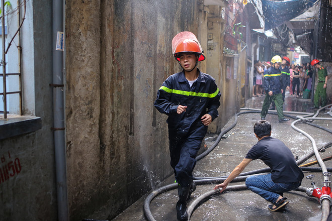 (Ảnh: Minh Sơn/Vietnam+) Hà Nội: "Bà hoả" thiêu rụi 4 căn nhà trên đường Trần Khát Chân ảnh 6