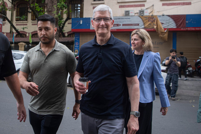 CEO Apple Tim Cook cùng đoàn cán bộ cấp cao của hãng công nghệ toàn cầu này đã đến Việt Nam. (Ảnh: PV/Vietnam+) vnp_tim cook.jpg