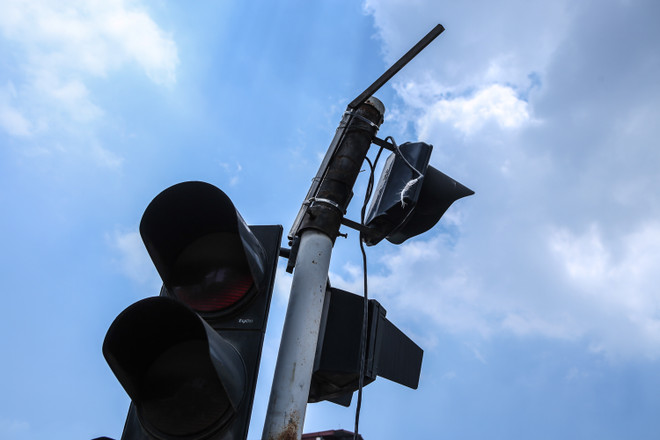 Hà Nội: Người dân hoảng hốt với cột đèn, biển báo giao thông sắp rụng ảnh 6