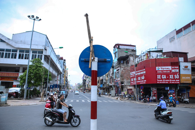 Hà Nội: Người dân hoảng hốt với cột đèn, biển báo giao thông sắp rụng ảnh 3