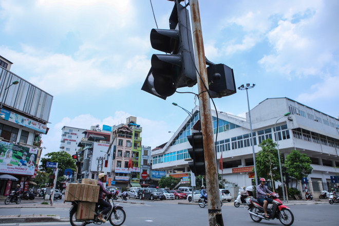 Hà Nội: Người dân hoảng hốt với cột đèn, biển báo giao thông sắp rụng ảnh 7