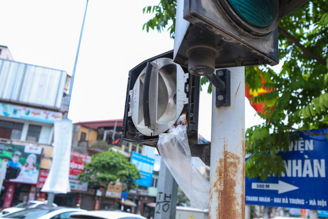 Hà Nội: Người dân hoảng hốt với cột đèn, biển báo giao thông sắp rụng ảnh 9