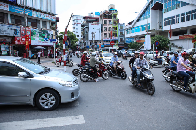 Hà Nội: Người dân hoảng hốt với cột đèn, biển báo giao thông sắp rụng ảnh 2