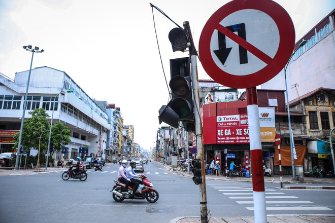 Hà Nội: Người dân hoảng hốt với cột đèn, biển báo giao thông sắp rụng ảnh 1