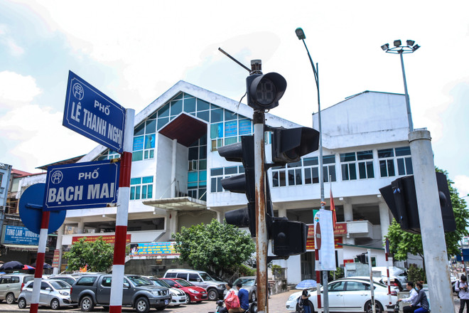 Hà Nội: Người dân hoảng hốt với cột đèn, biển báo giao thông sắp rụng ảnh 5