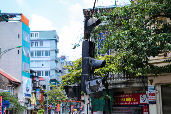 Hà Nội: Người dân hoảng hốt với cột đèn, biển báo giao thông sắp rụng ảnh 4