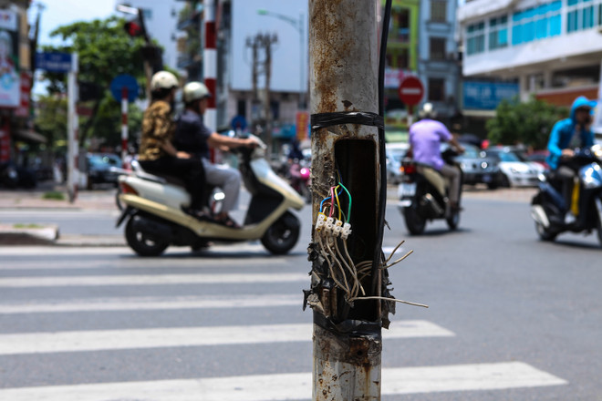 Hà Nội: Người dân hoảng hốt với cột đèn, biển báo giao thông sắp rụng ảnh 8