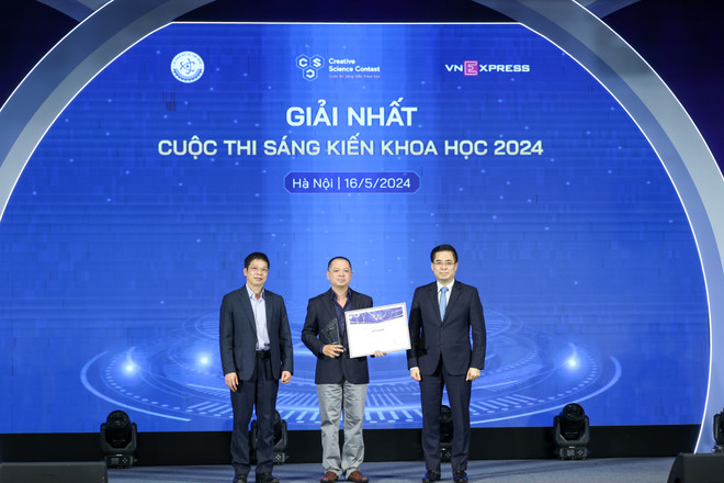 Các nhóm tác giả đoạt giải thưởng. (Ảnh: Minh Sơn/Vietnam+) vnp_nha khoa hoc tre-5.jpg