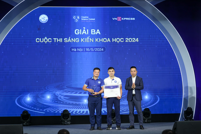 Các nhóm tác giả đoạt giải thưởng. (Ảnh: Minh Sơn/Vietnam+) vnp_nha khoa hoc tre-3.jpg