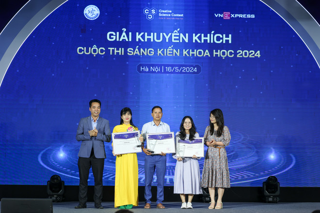 Các nhóm tác giả đoạt giải thưởng. (Ảnh: Minh Sơn/Vietnam+) vnp_nha khoa hoc tre-2.jpg