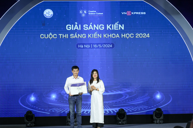 Các nhóm tác giả đoạt giải thưởng. (Ảnh: Minh Sơn/Vietnam+) vnp_nha khoa hoc tre.jpg