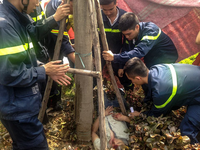 Hà Nội: Giải cứu thanh niên mắc kẹt trong gốc cây trên đường Xã Đàn ảnh 4