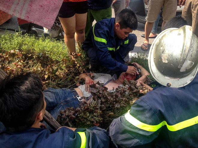 Hà Nội: Giải cứu thanh niên mắc kẹt trong gốc cây trên đường Xã Đàn ảnh 3