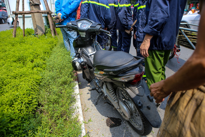 Hà Nội: Giải cứu thanh niên mắc kẹt trong gốc cây trên đường Xã Đàn ảnh 6