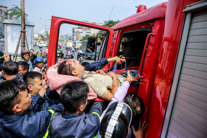 Hà Nội: Giải cứu thanh niên mắc kẹt trong gốc cây trên đường Xã Đàn ảnh 1