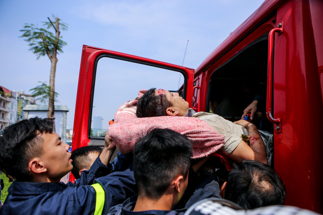 Hà Nội: Giải cứu thanh niên mắc kẹt trong gốc cây trên đường Xã Đàn ảnh 5