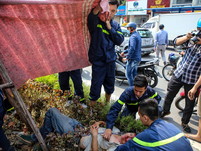 Hà Nội: Giải cứu thanh niên mắc kẹt trong gốc cây trên đường Xã Đàn ảnh 2
