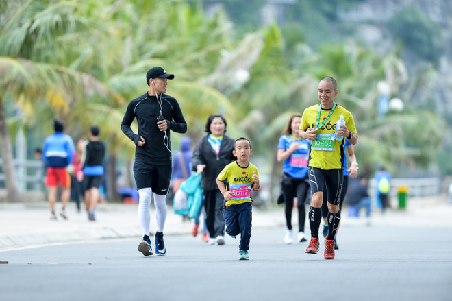 Hàng ngàn vận động viên 'đội rét' chinh phục 42km marathon ở Hạ Long ảnh 16