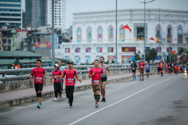 Hàng ngàn vận động viên 'đội rét' chinh phục 42km marathon ở Hạ Long ảnh 3