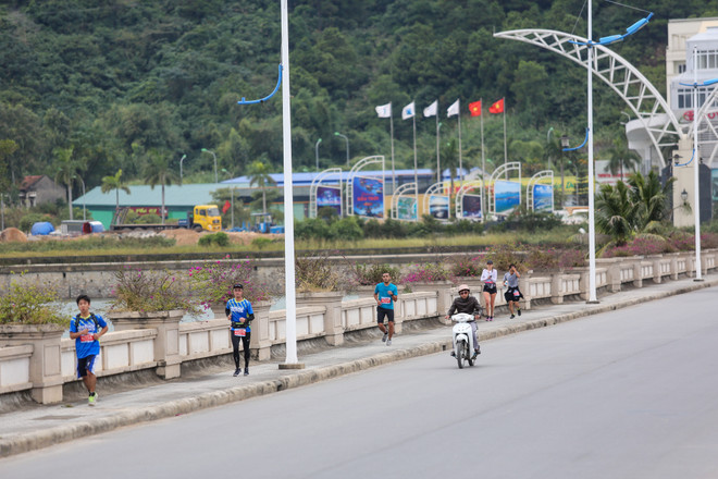 Hàng ngàn vận động viên 'đội rét' chinh phục 42km marathon ở Hạ Long ảnh 5