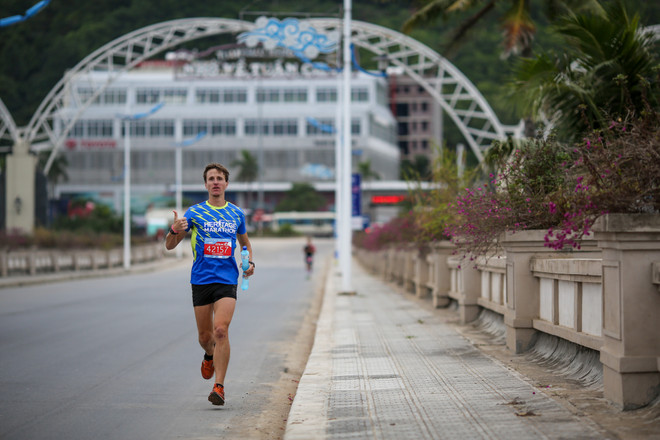 Hàng ngàn vận động viên 'đội rét' chinh phục 42km marathon ở Hạ Long ảnh 6