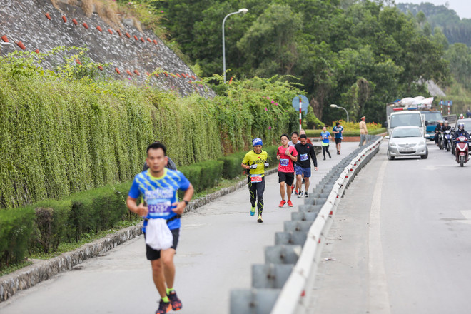 Hàng ngàn vận động viên 'đội rét' chinh phục 42km marathon ở Hạ Long ảnh 10