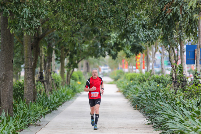 Hàng ngàn vận động viên 'đội rét' chinh phục 42km marathon ở Hạ Long ảnh 8