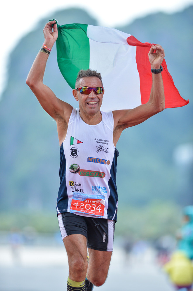 Hàng ngàn vận động viên 'đội rét' chinh phục 42km marathon ở Hạ Long ảnh 17