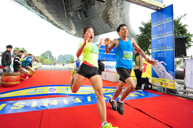 Hàng ngàn vận động viên 'đội rét' chinh phục 42km marathon ở Hạ Long ảnh 12