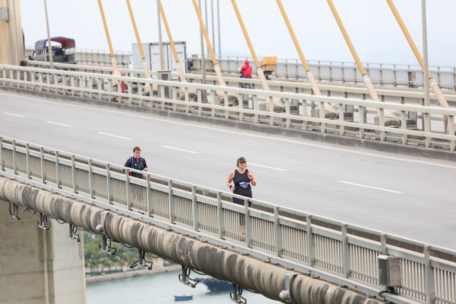 Hàng ngàn vận động viên 'đội rét' chinh phục 42km marathon ở Hạ Long ảnh 9