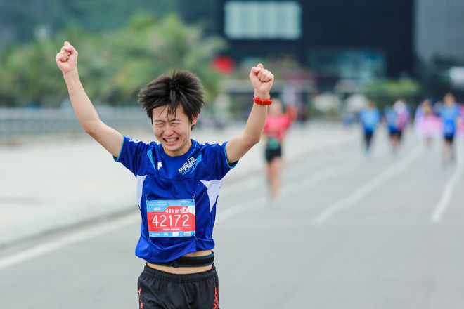 Hàng ngàn vận động viên 'đội rét' chinh phục 42km marathon ở Hạ Long ảnh 18