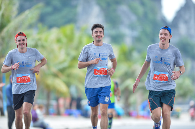 Hàng ngàn vận động viên 'đội rét' chinh phục 42km marathon ở Hạ Long ảnh 15