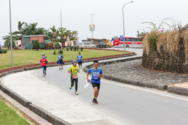Hàng ngàn vận động viên 'đội rét' chinh phục 42km marathon ở Hạ Long ảnh 11