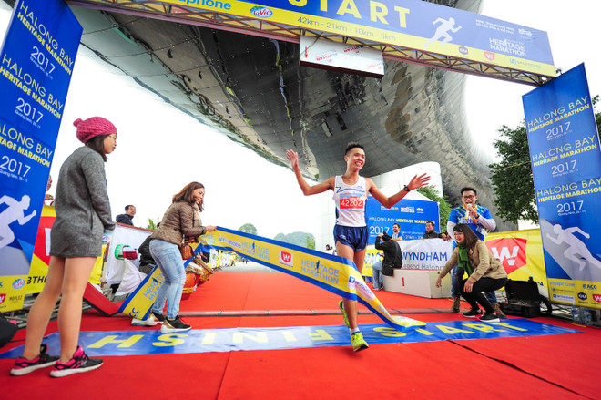 Hàng ngàn vận động viên 'đội rét' chinh phục 42km marathon ở Hạ Long ảnh 13