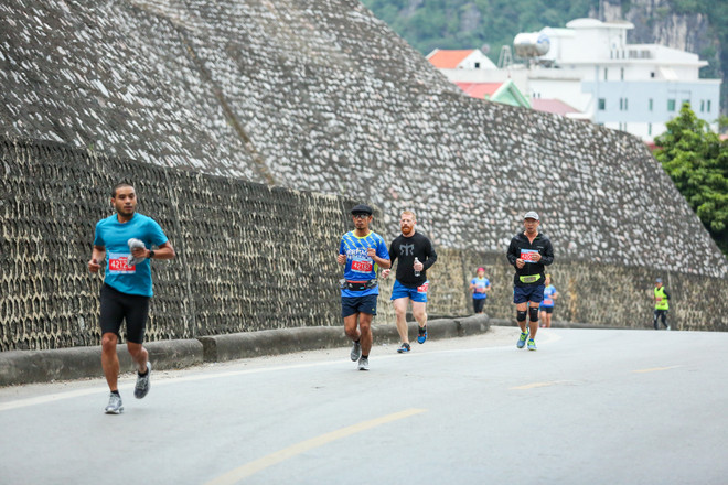 Hàng ngàn vận động viên 'đội rét' chinh phục 42km marathon ở Hạ Long ảnh 4
